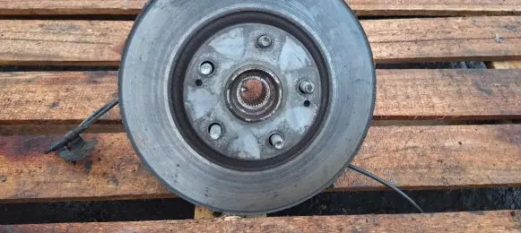 Toyota Corolla Verso AR10 Front wheel hub