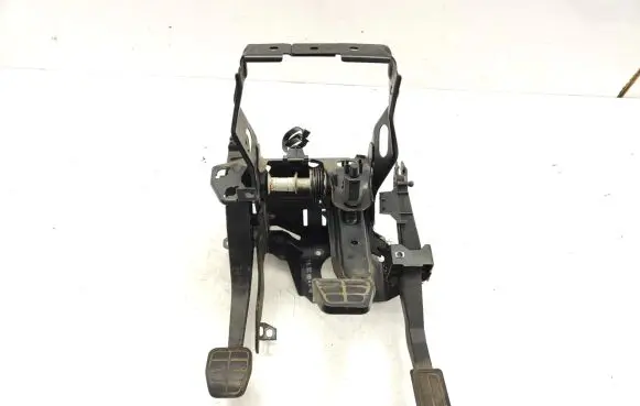 Volkswagen Golf III Pedal assembly 1H1721115L