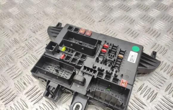 Opel Insignia A Fuse module 13277317