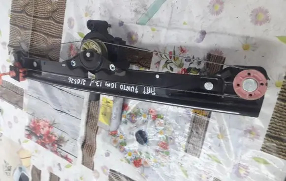 Fiat Punto (199) Front door window regulator with motor 