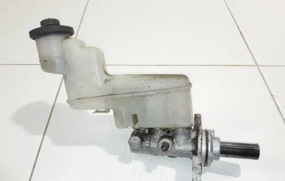 Toyota Camry Master brake cylinder 8F1589G9415