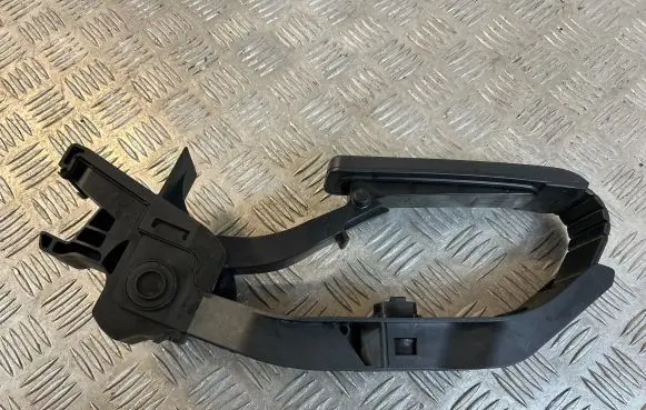Mercedes-Benz C W203 Accelerator throttle pedal A2033000104