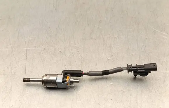 Volvo XC40 Fuel injector 32140073