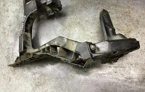Peugeot 308 Rear bumper mounting bracket 9681474980 2002101B
