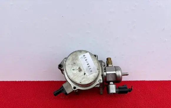 Volkswagen Golf VI Vacuum pump 06H145100S