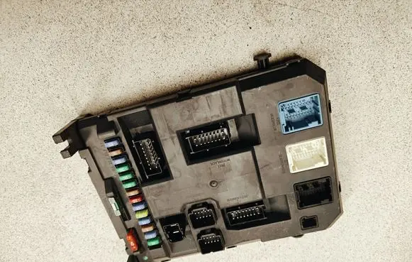 Peugeot 207 Fuse module 9664983080 22661F01 PRT0675001