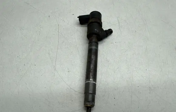 Volvo XC70 Fuel injector 30777526