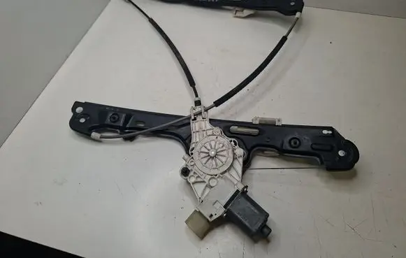 BMW 1 E81 E87 Front door window regulator with motor 7067796