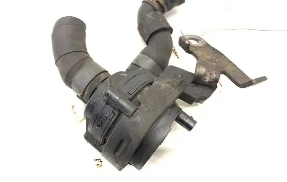 Volkswagen Golf VII Oil filter mounting bracket 5Q0965567J