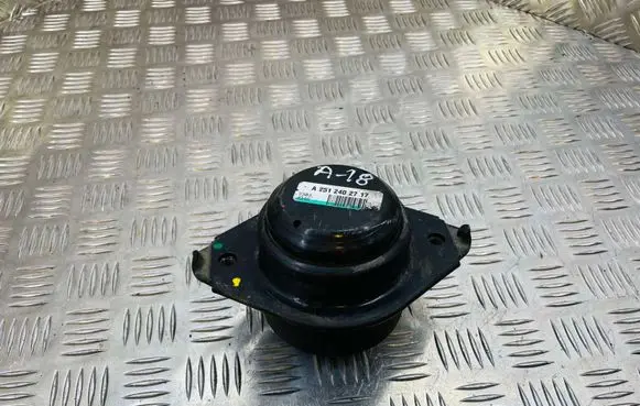 Mercedes-Benz R W251 Engine mount bracket A2512402717