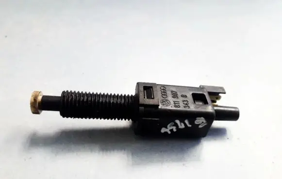 Volkswagen PASSAT B5 Brake pedal sensor switch 811907343B