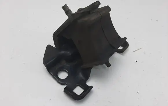 Nissan Navara D40 Engine mount bracket