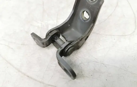 Honda CR-V Front door upper hinge