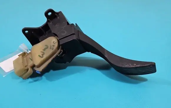 Accelerator throttle pedal