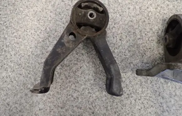 Mitsubishi Grandis Engine mount vacuum valve 