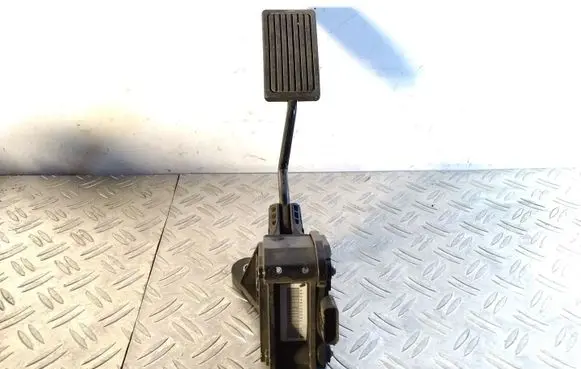 Accelerator throttle pedal