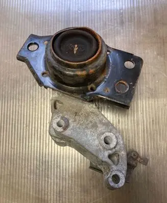 Nissan Qashqai Engine mount bracket F6036100 DD130608