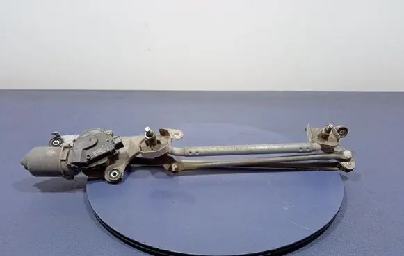 Mitsubishi Colt Front wiper linkage and motor 8250A231