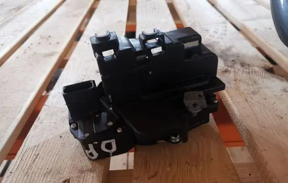 Opel Antara Front door lock