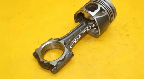 Opel Zafira B Piston with connecting rod P899