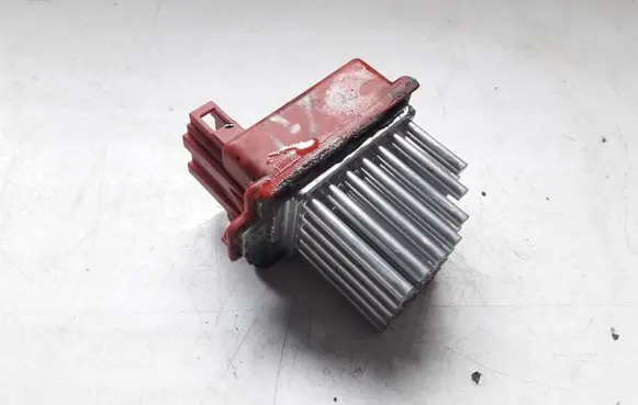 Volkswagen PASSAT B5.5 Heater blower fan relay 