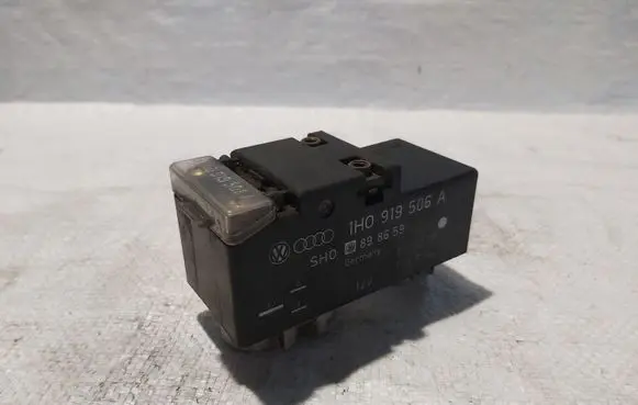 Volkswagen Golf III Coolant fan relay 1H0919506A