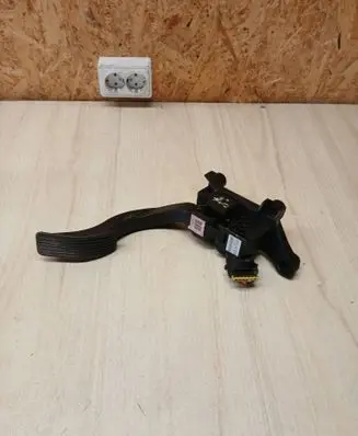 Accelerator throttle pedal