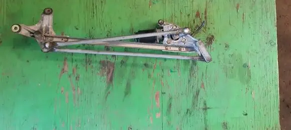 Honda CR-V Front wiper linkage and motor