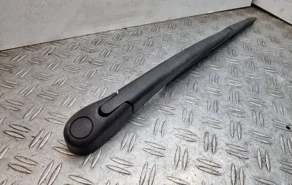 Rear wiper blade arm