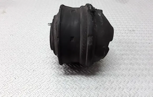 Mercedes-Benz S W220 Engine mount bracket