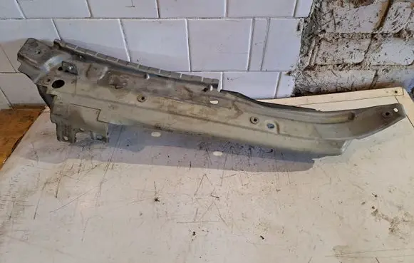 Audi Q7 4L Fender mounting bracket 4L0805157B