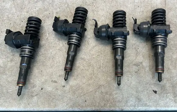Volkswagen Golf V Fuel injectors set 0414720232 038130073BR