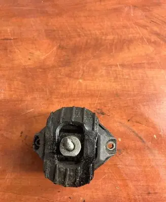 BMW 5 E60 E61 Engine mount bracket 6761092 586312F 15934612
