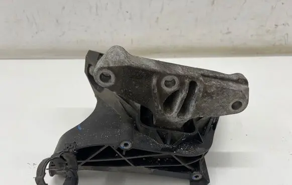 Citroen Berlingo Engine mount bracket 