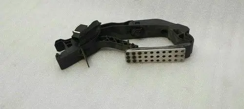 Mercedes-Benz E W211 Accelerator throttle pedal A1713000104