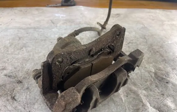 Toyota Corolla Verso E121 Front brake caliper