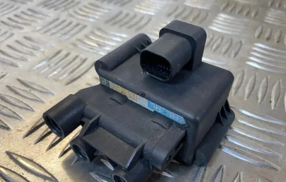 Mercedes-Benz E W212 Air suspension valve block A2513200158 101117 LF15