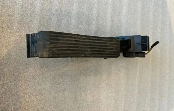 Mercedes-Benz S W220 Accelerator throttle pedal A2203000104 2203000104