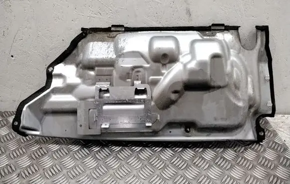 Volvo V70 Heat shield in engine bay 31335579