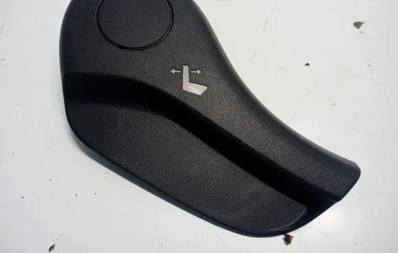 Nissan Qashqai Front passenger seat console base L0320009