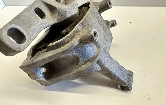 Volkswagen Tiguan Engine mount bracket 5N0199262