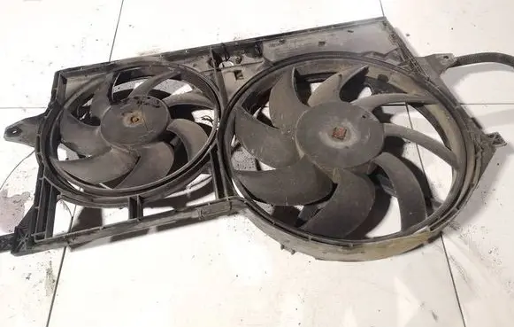 Radiator cooling fan shroud