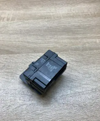 Peugeot 208 I Seat heating relay 9638053380 9445536