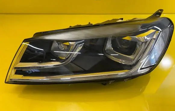 Volkswagen Touareg II Headlight/headlamp 7P1941033A