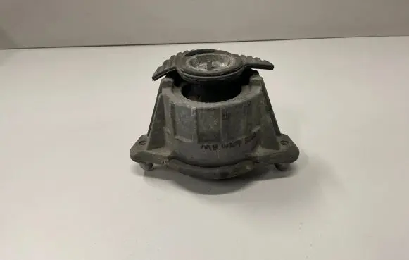Mercedes-Benz C W204 Engine mount bracket A2042400117