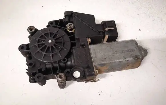 Audi A3 S3 8L Front door window regulator motor 8l3959801 114181-102