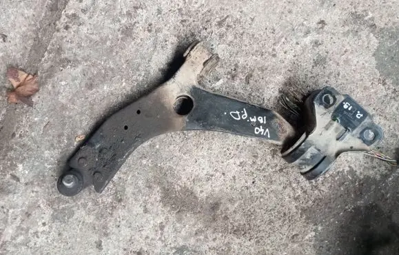Volvo V40 Front lower control arm/wishbone AV613A262DA