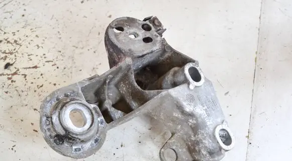 Audi A4 S4 B7 8E 8H Engine mounting bracket 8E0199352N