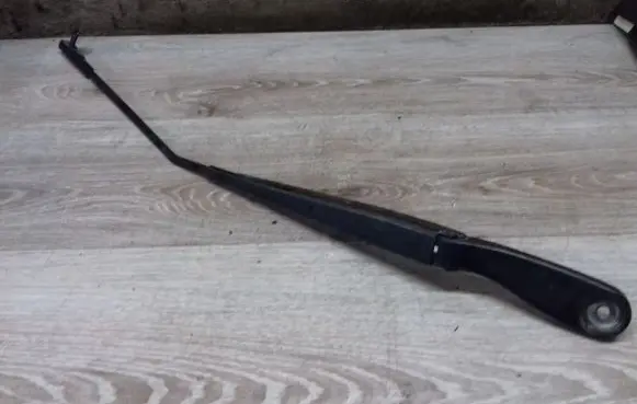 Volvo V50 Front wiper blade arm 30698250