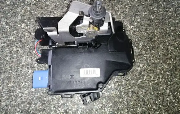 Audi A8 S8 D3 4E Rear door lock 4E0839016